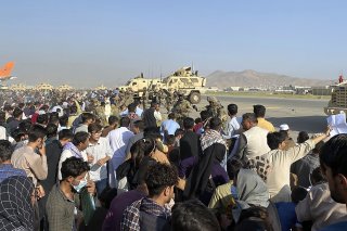 Les Afghans cherchent à fuir devant les talibans et sont des milliers à se rendre à l'aéroport de Kaboul.